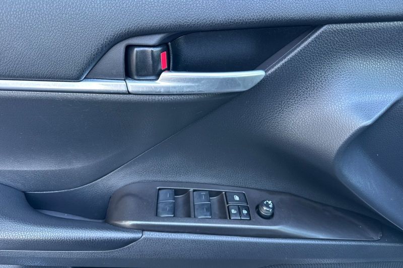 Toyota Camry Vehicle Full-screen Gallery Image 11