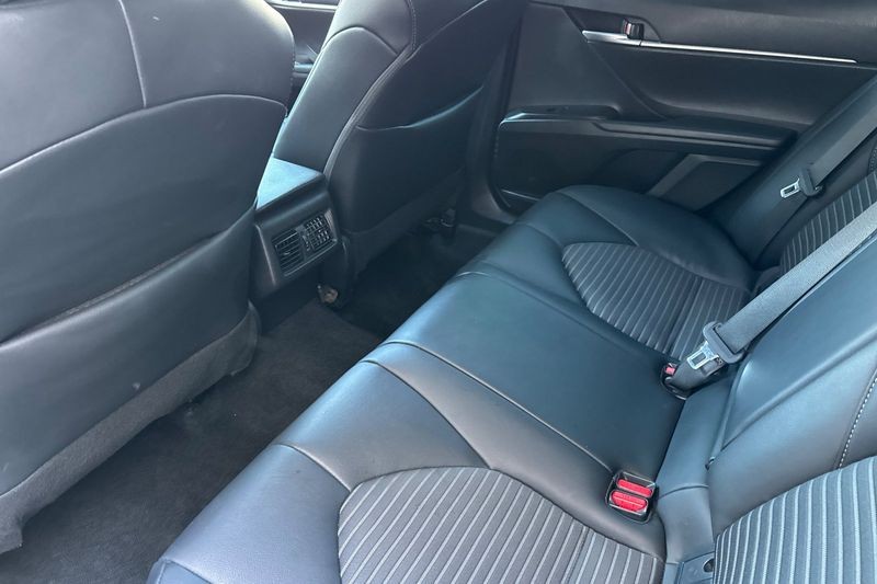 Toyota Camry Vehicle Full-screen Gallery Image 12