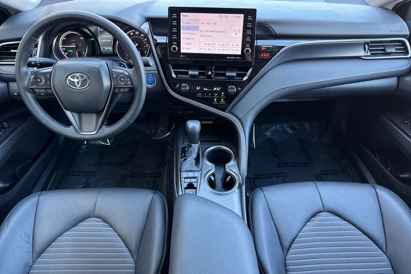 Toyota Camry Vehicle Full-screen Gallery Image 13