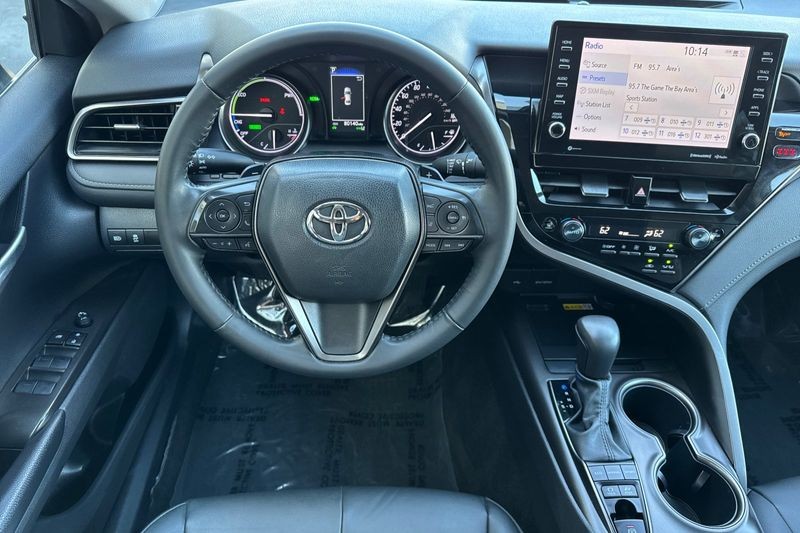 Toyota Camry Vehicle Full-screen Gallery Image 14