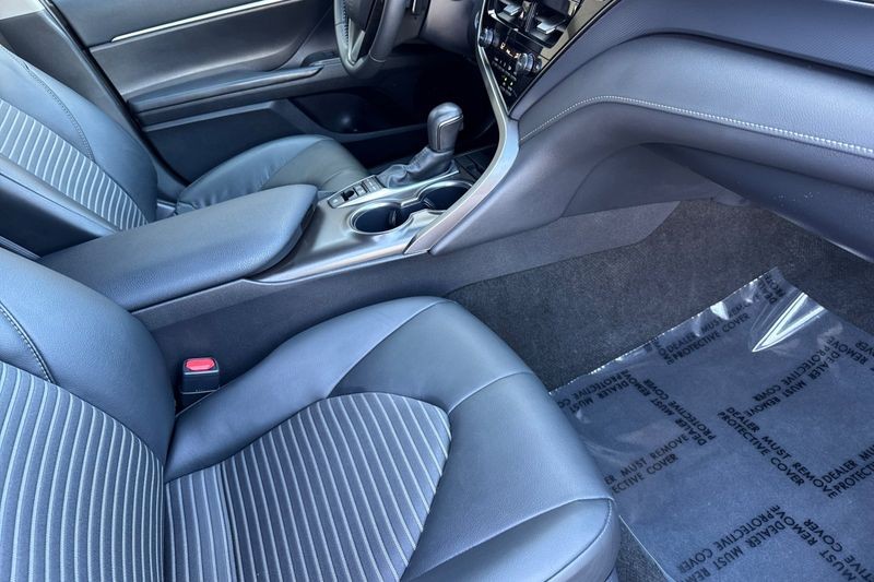 Toyota Camry Vehicle Full-screen Gallery Image 15