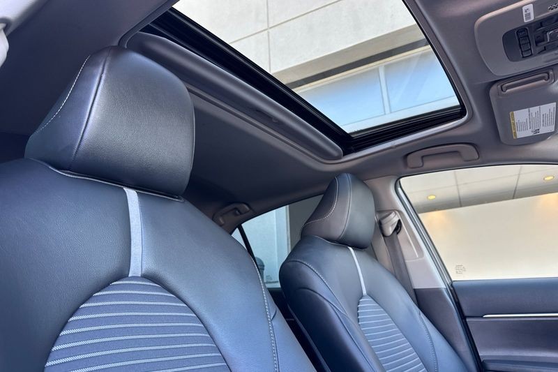 Toyota Camry Vehicle Full-screen Gallery Image 16