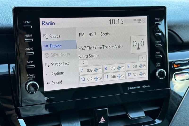 Toyota Camry Vehicle Full-screen Gallery Image 17