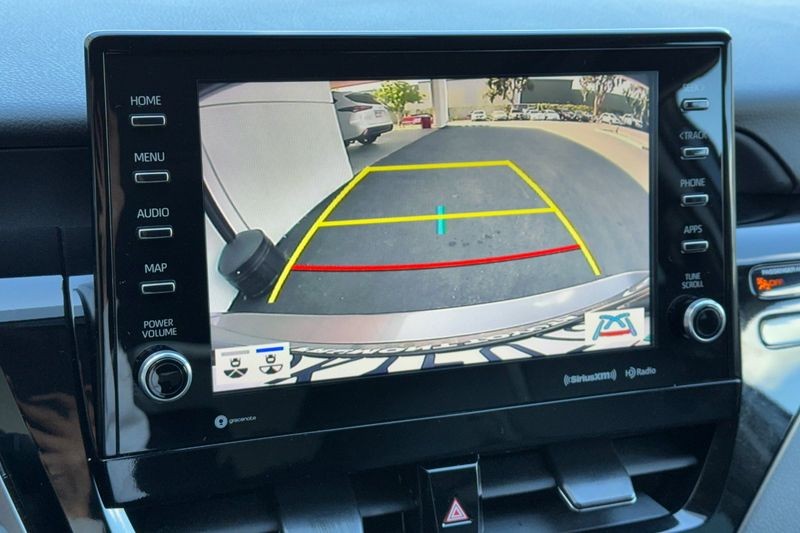 Toyota Camry Vehicle Full-screen Gallery Image 18