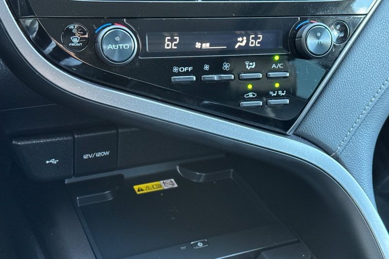 Toyota Camry Vehicle Full-screen Gallery Image 19