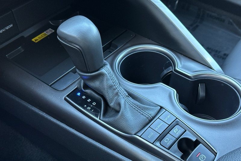 Toyota Camry Vehicle Full-screen Gallery Image 20
