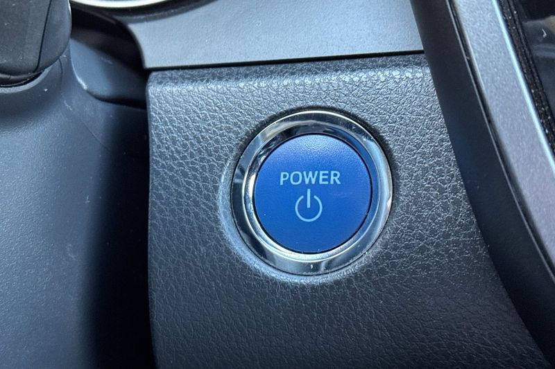 Toyota Camry Vehicle Full-screen Gallery Image 21