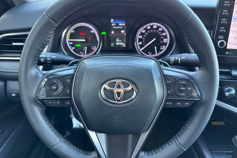 Toyota Camry Vehicle Full-screen Gallery Image 22
