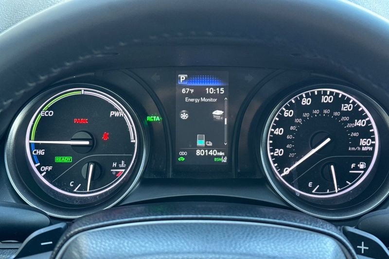 Toyota Camry Vehicle Full-screen Gallery Image 23
