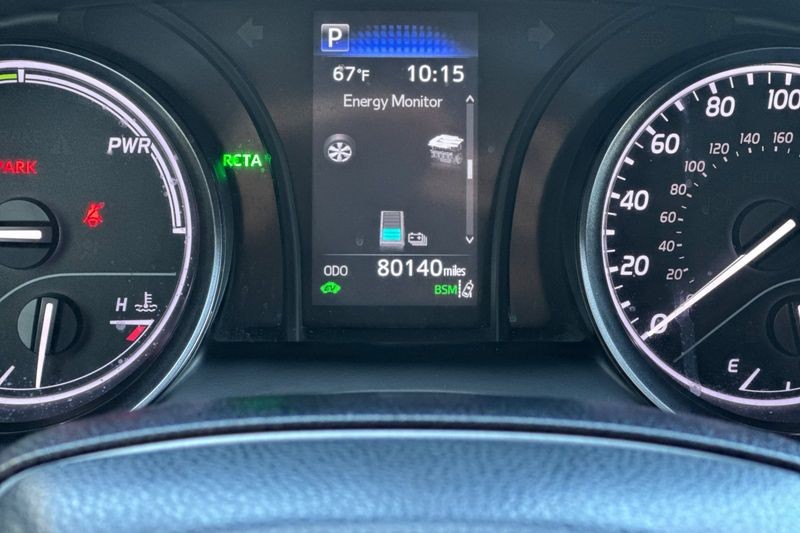 Toyota Camry Vehicle Full-screen Gallery Image 24