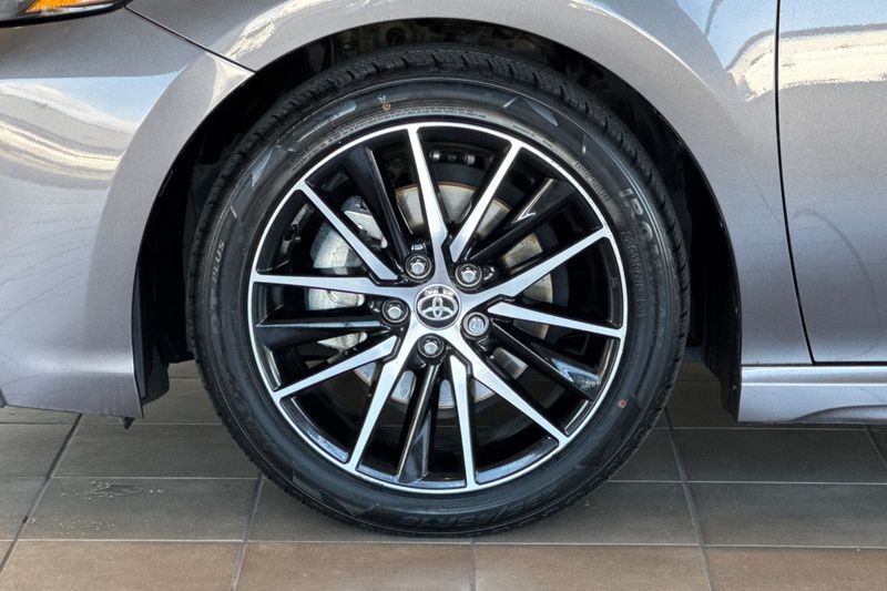 Toyota Camry Vehicle Full-screen Gallery Image 25