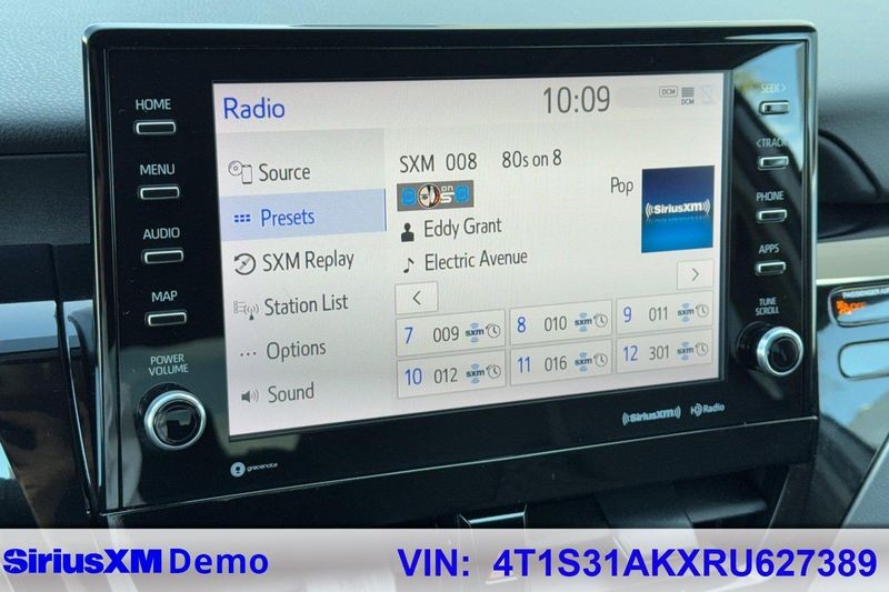 Toyota Camry Vehicle Full-screen Gallery Image 27