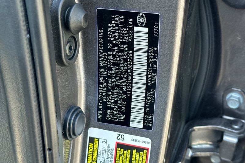 Toyota Camry Vehicle Full-screen Gallery Image 28