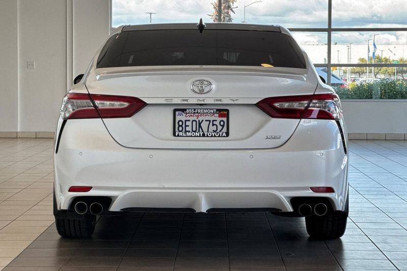 Toyota Camry Vehicle Full-screen Gallery Image 05