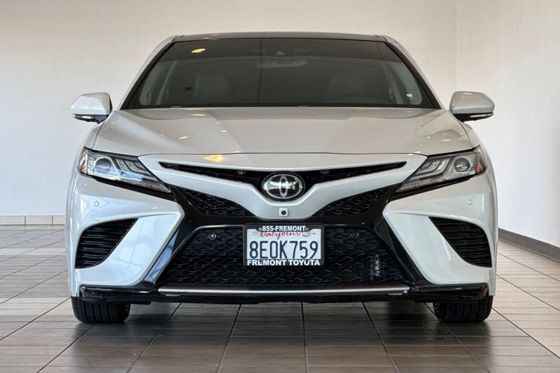 Toyota Camry Vehicle Full-screen Gallery Image 09