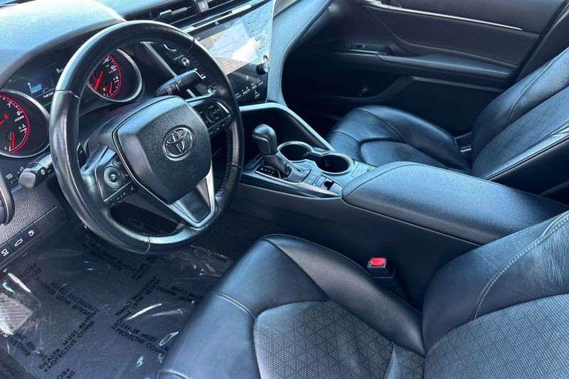 Toyota Camry Vehicle Full-screen Gallery Image 10