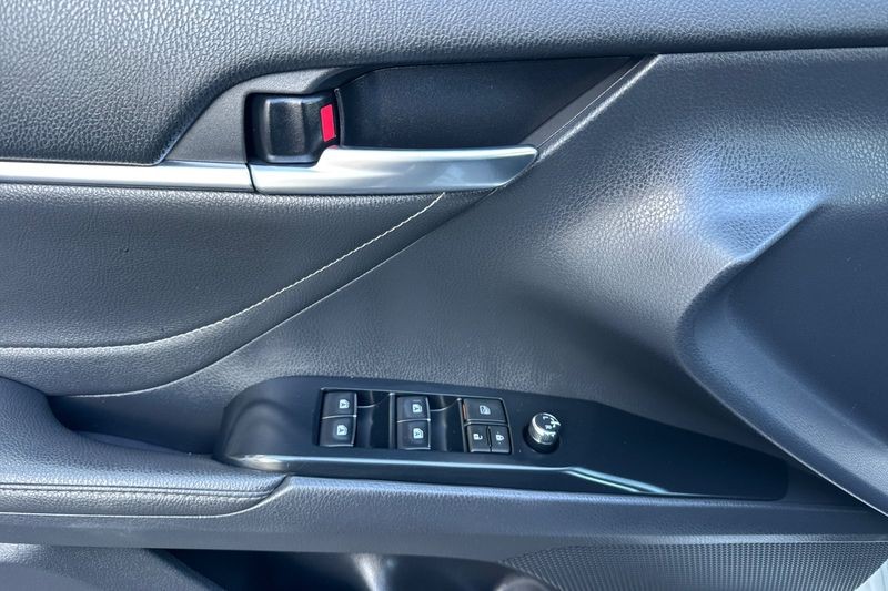 Toyota Camry Vehicle Full-screen Gallery Image 11