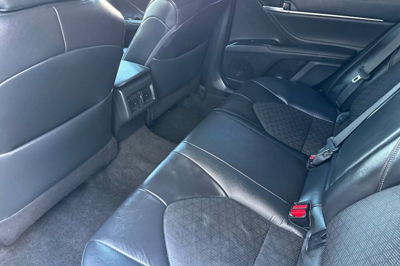 Toyota Camry Vehicle Full-screen Gallery Image 12