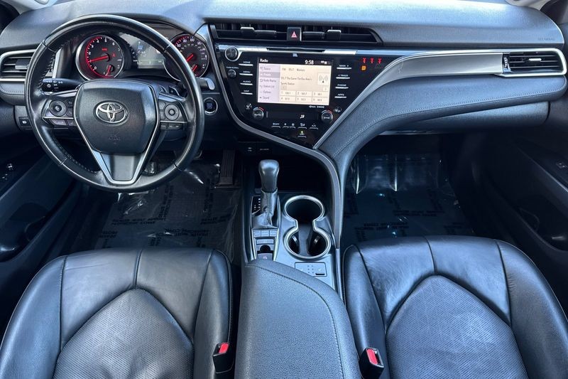Toyota Camry Vehicle Full-screen Gallery Image 13