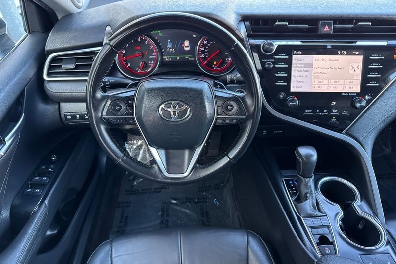 Toyota Camry Vehicle Full-screen Gallery Image 14