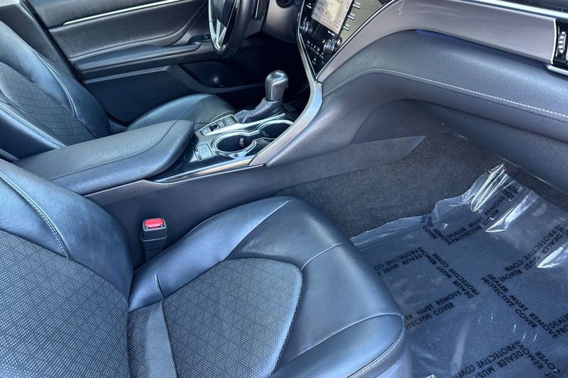 Toyota Camry Vehicle Full-screen Gallery Image 15