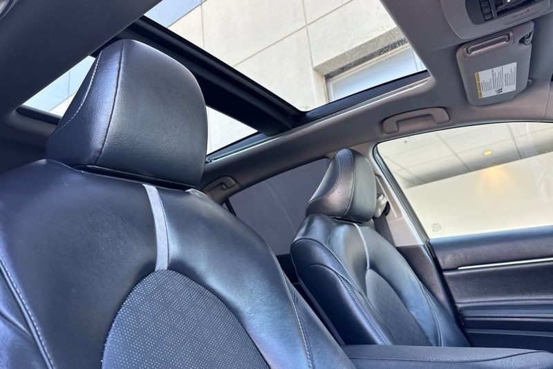 Toyota Camry Vehicle Full-screen Gallery Image 16