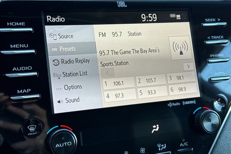 Toyota Camry Vehicle Full-screen Gallery Image 17
