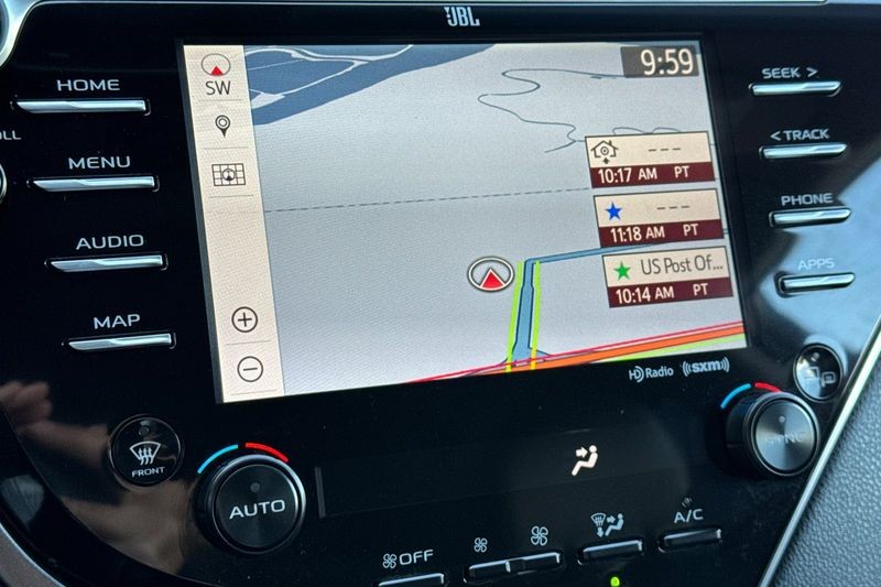 Toyota Camry Vehicle Full-screen Gallery Image 18