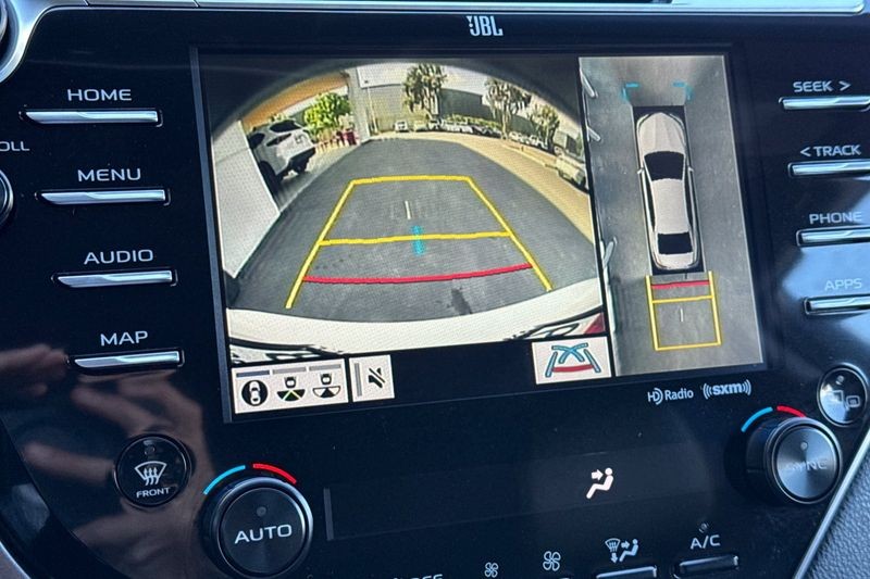 Toyota Camry Vehicle Full-screen Gallery Image 19