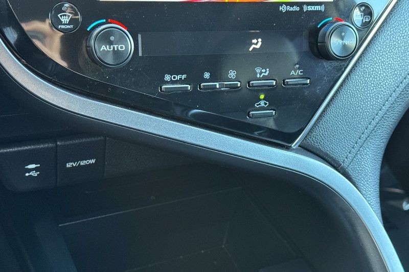 Toyota Camry Vehicle Full-screen Gallery Image 20