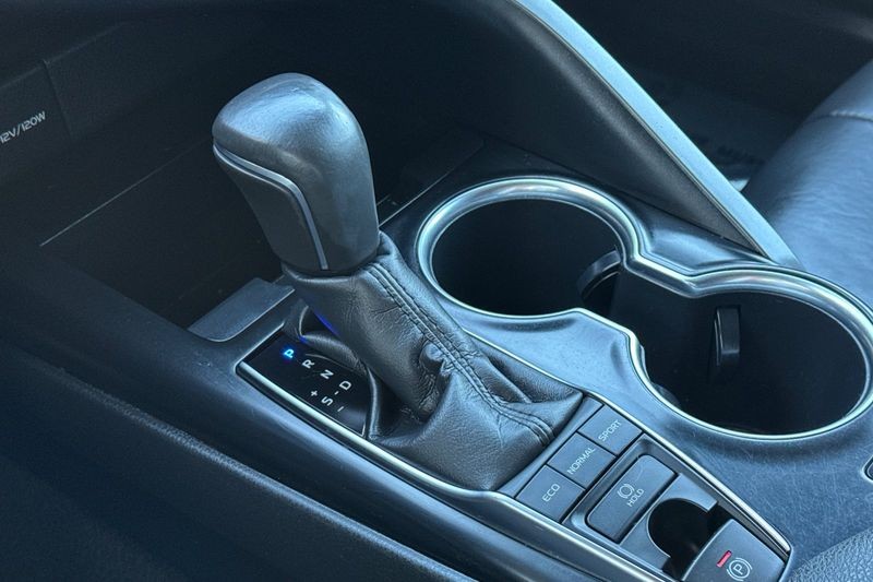 Toyota Camry Vehicle Full-screen Gallery Image 21