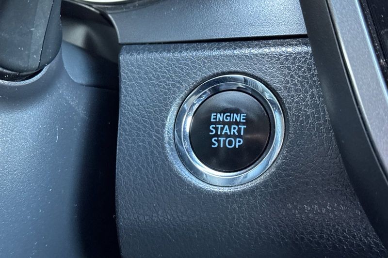 Toyota Camry Vehicle Full-screen Gallery Image 22