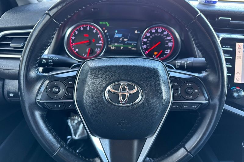 Toyota Camry Vehicle Full-screen Gallery Image 23