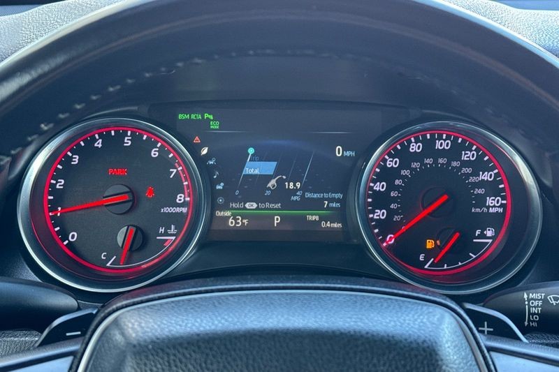 Toyota Camry Vehicle Full-screen Gallery Image 24