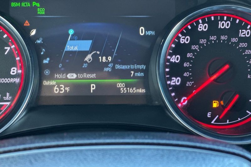 Toyota Camry Vehicle Full-screen Gallery Image 25
