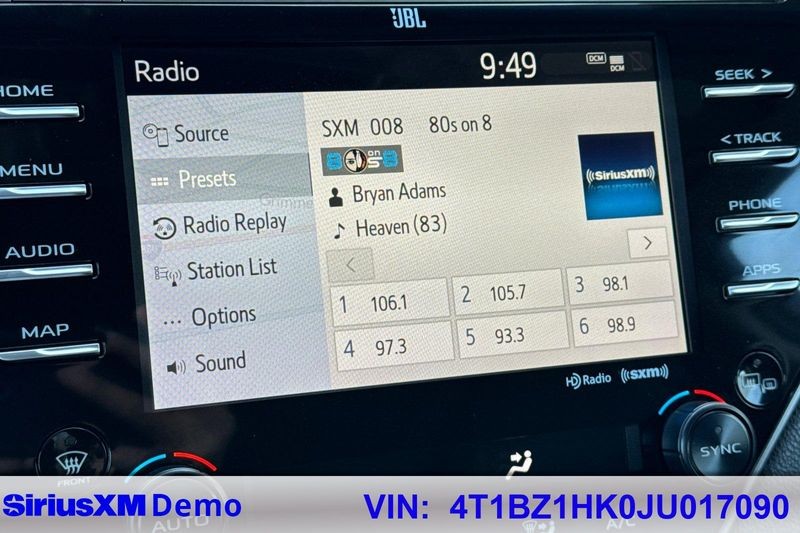 Toyota Camry Vehicle Full-screen Gallery Image 28