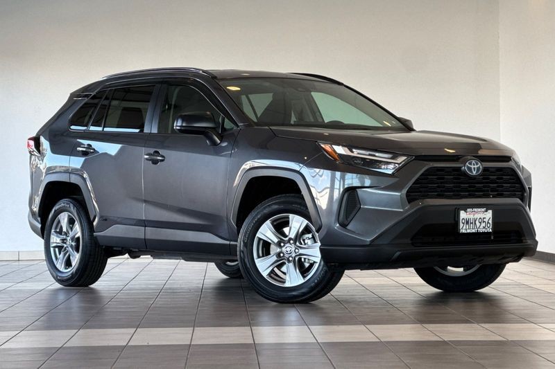 Toyota RAV4 Vehicle Full-screen Gallery Image 02