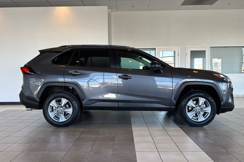 Toyota RAV4 Vehicle Full-screen Gallery Image 03