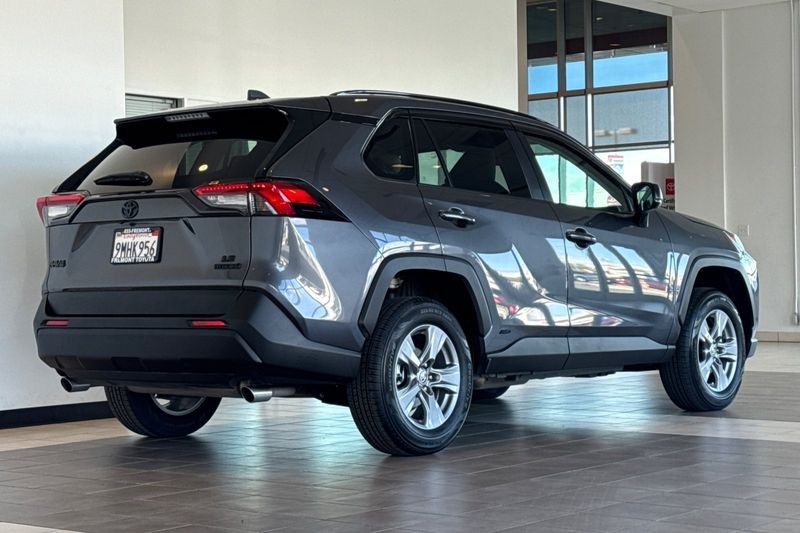 Toyota RAV4 Vehicle Full-screen Gallery Image 04