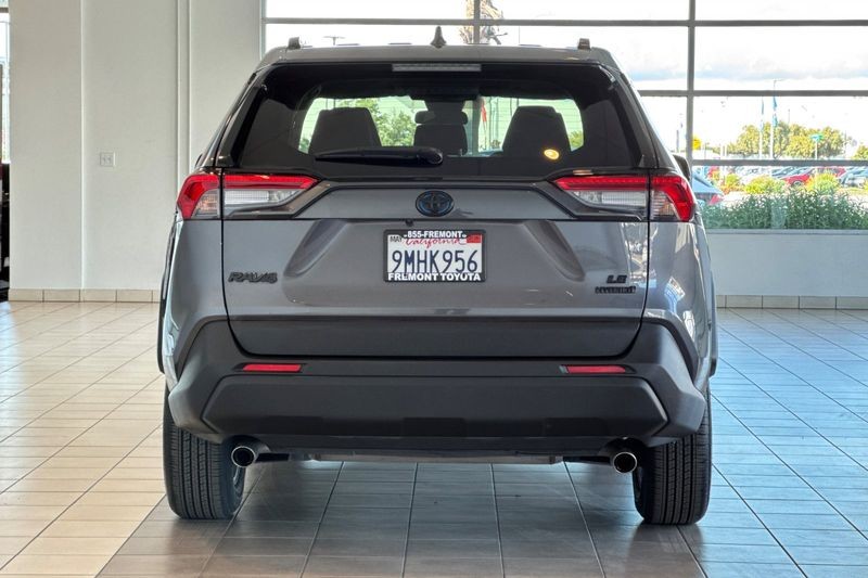 Toyota RAV4 Vehicle Full-screen Gallery Image 05