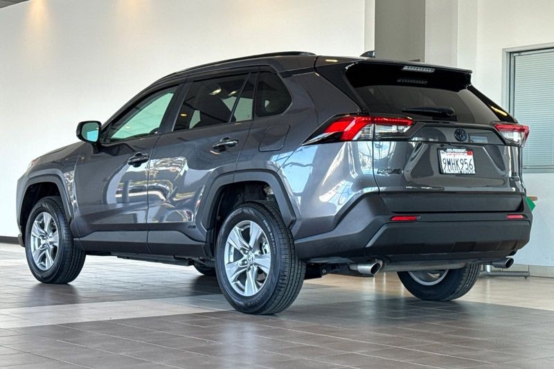 Toyota RAV4 Vehicle Full-screen Gallery Image 06