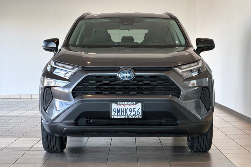 Toyota RAV4 Vehicle Full-screen Gallery Image 09