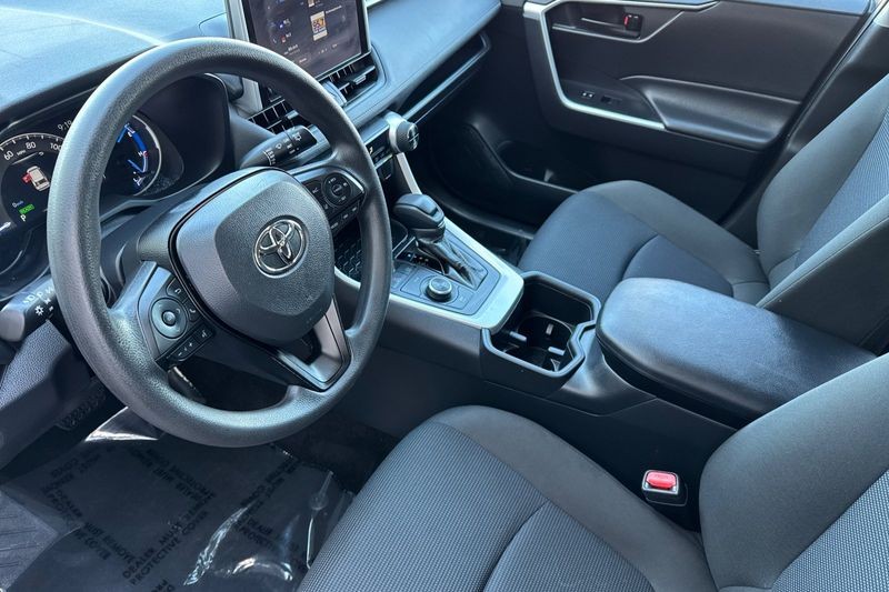 Toyota RAV4 Vehicle Full-screen Gallery Image 10