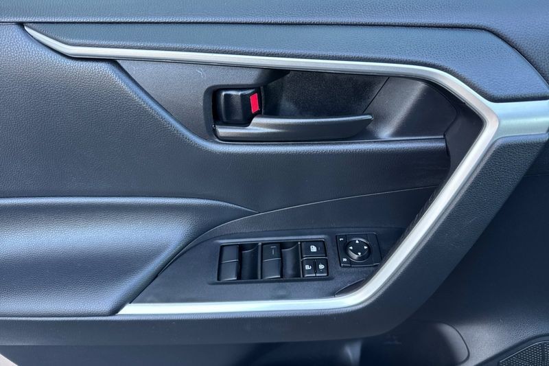 Toyota RAV4 Vehicle Full-screen Gallery Image 11