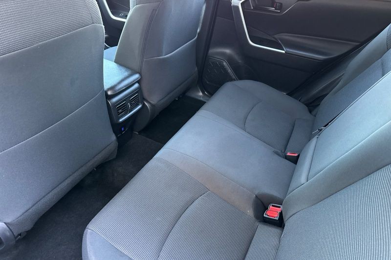Toyota RAV4 Vehicle Full-screen Gallery Image 12