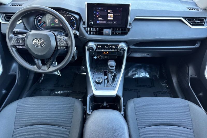 Toyota RAV4 Vehicle Full-screen Gallery Image 13