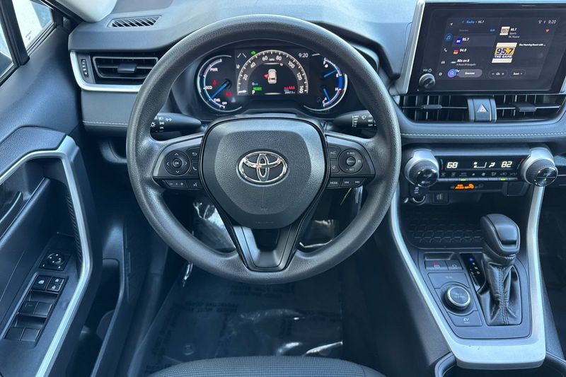 Toyota RAV4 Vehicle Full-screen Gallery Image 14