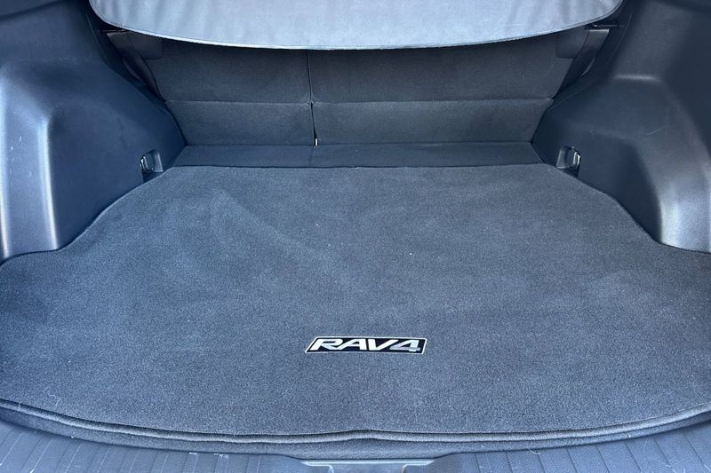 Toyota RAV4 Vehicle Full-screen Gallery Image 15