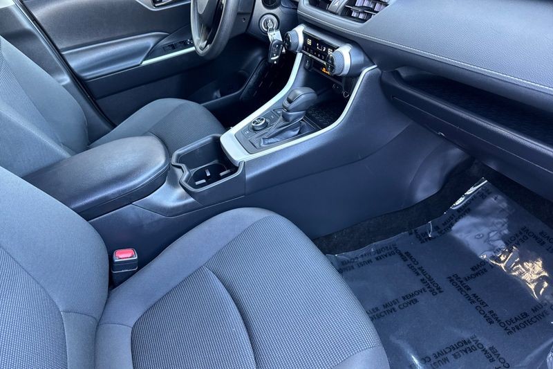 Toyota RAV4 Vehicle Full-screen Gallery Image 16