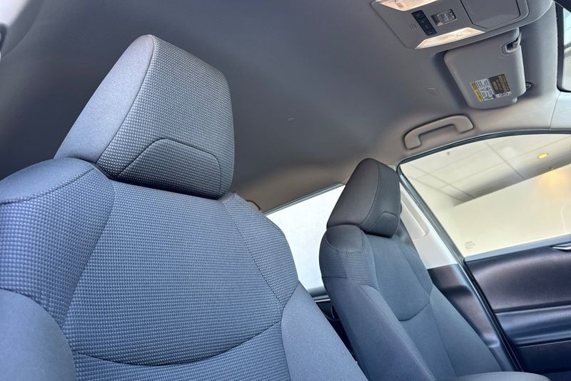 Toyota RAV4 Vehicle Full-screen Gallery Image 17